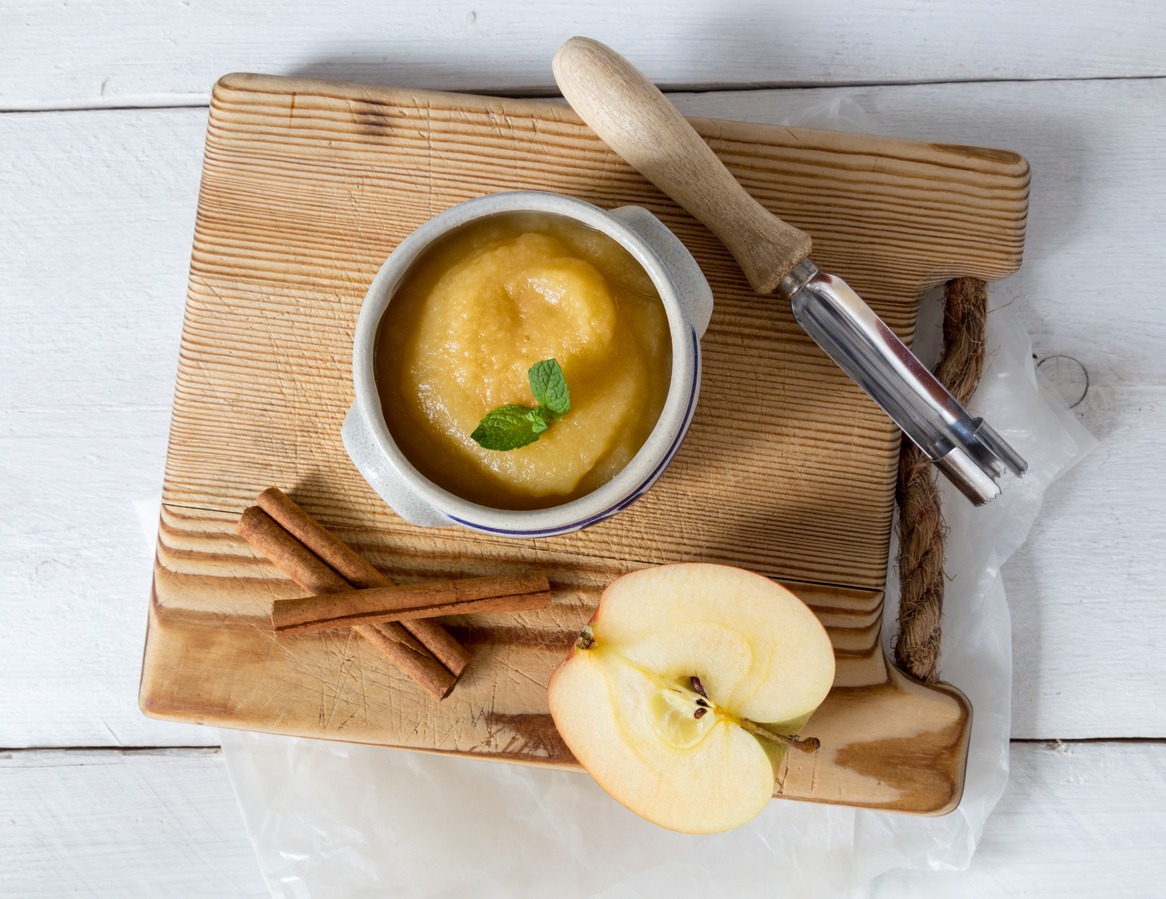 a-smar-bowl-of-applesauce-placed-on-a ξύλινο-chopping-board-board