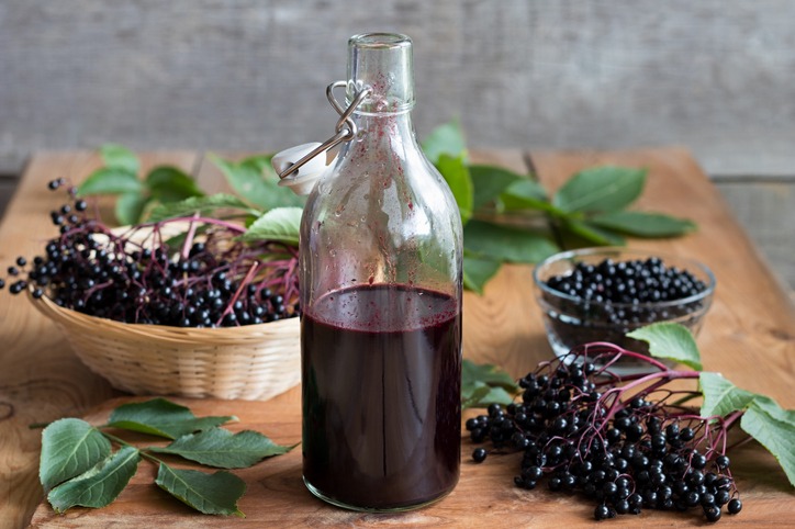 Ένα μπουκάλι σιρόπι elderberry